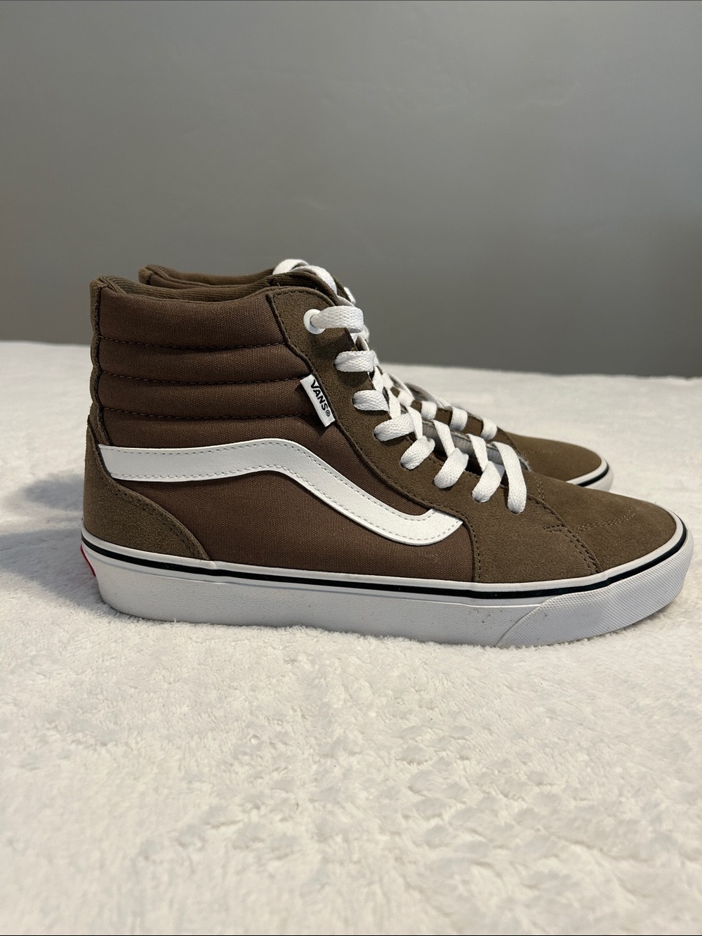 Vans High-Top Women Sneakers in Brown and White. Skate inspired silhouette.